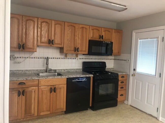 Building Photo - 3 bedroom 2 full bathroom in Baltimore County