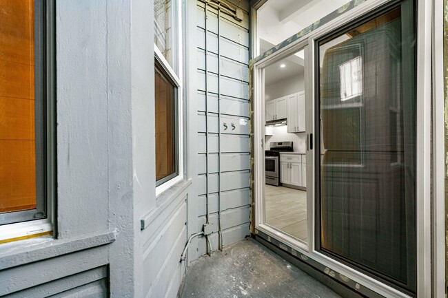 Building Photo - Renovated 2BD with In-Unit Laundry Availab...