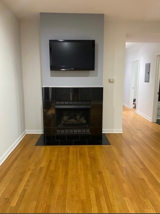 Building Photo - 3010 W Addison St