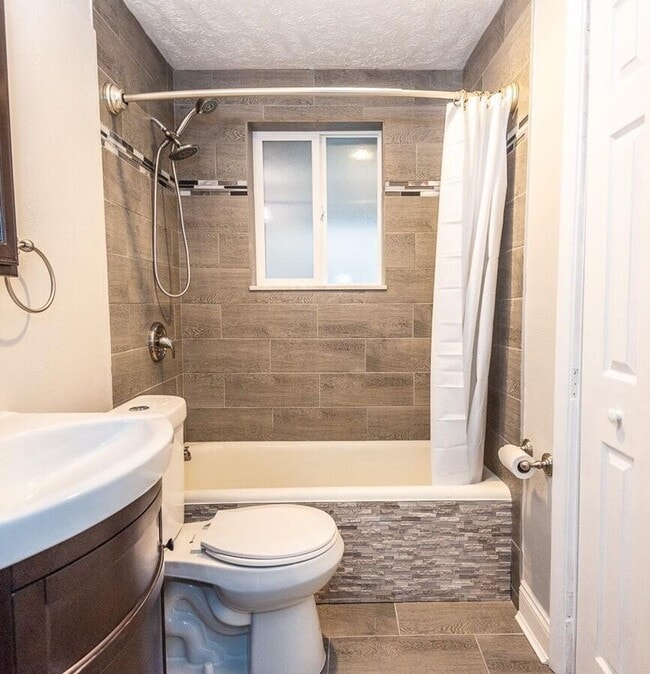 Building Photo - Stunning 5 bedroom home in Brookline available May 1!