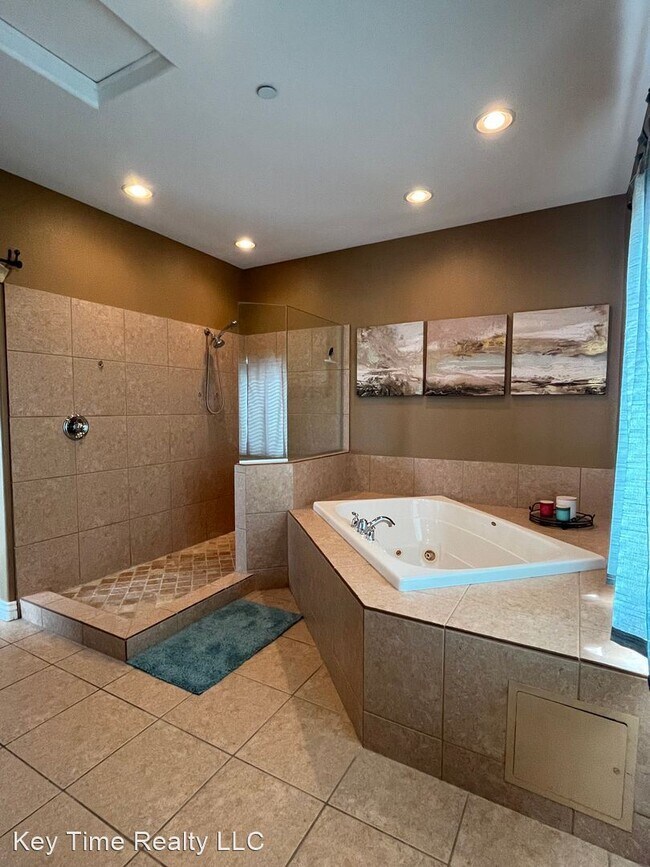 Building Photo - 3 br, 3 bath House - 3575 McCormick Blvd D201