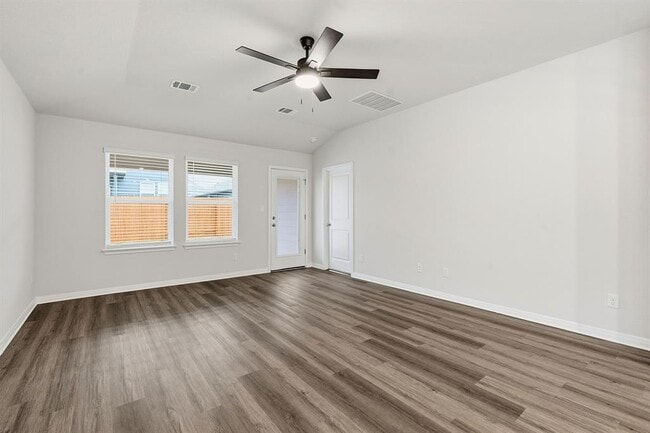 Building Photo - 825 Sun Grv Trl