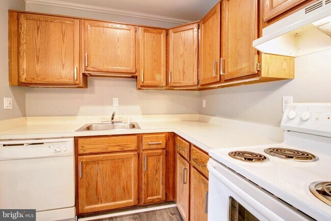 Building Photo - 2121 Wainwright Ct