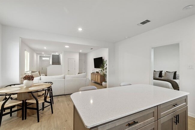 Building Photo - 615 Backstays Lp