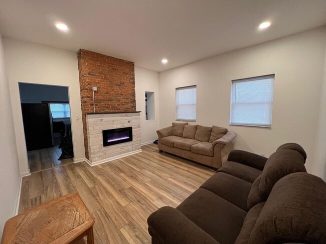 Building Photo - 2121 Eggers St