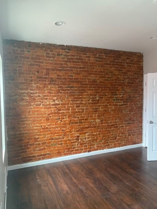 Building Photo - Beautiful 3 Bedroom / 2 Bathroom Home with Exposed Brick – Available Now!