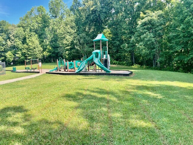 Building Photo - Beautiful 5 bedroom 3 bath  home is locate...