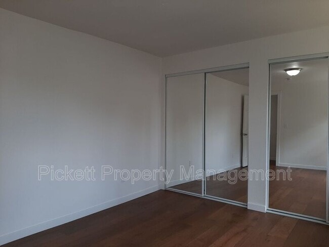 Building Photo - 212 NE Torval Canyon Rd
