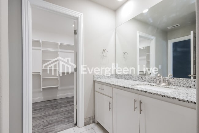 Building Photo - 600 E Osage Trce