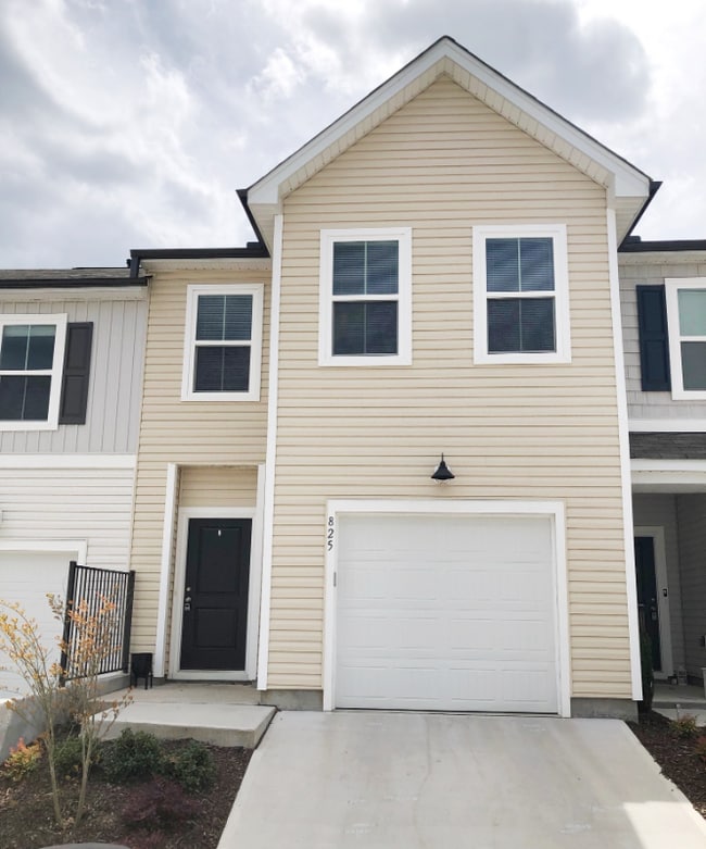 Building Photo - 825 Falls Grove Trl