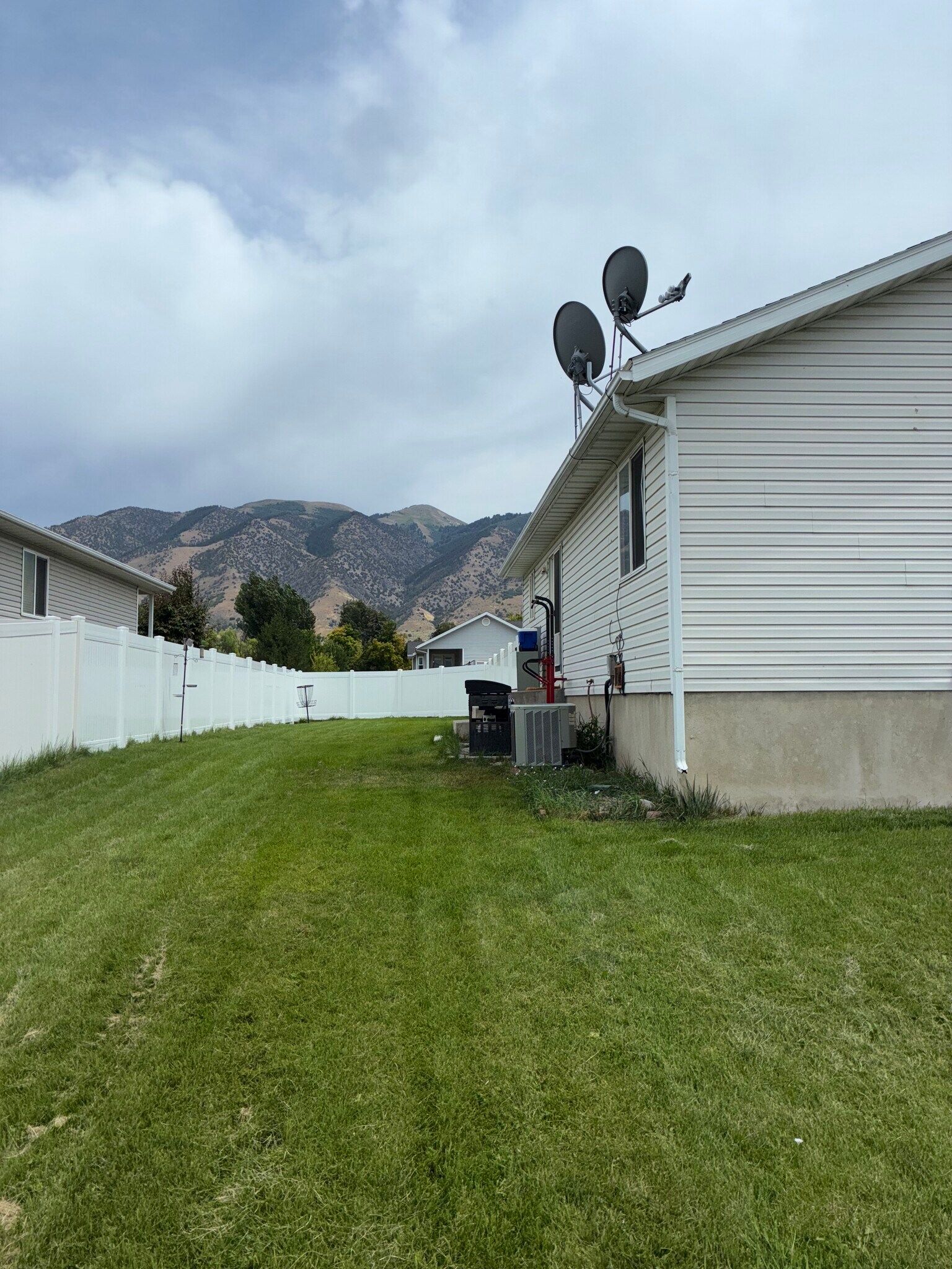 Fenced backyard with mountain views - 305 W 100 N
