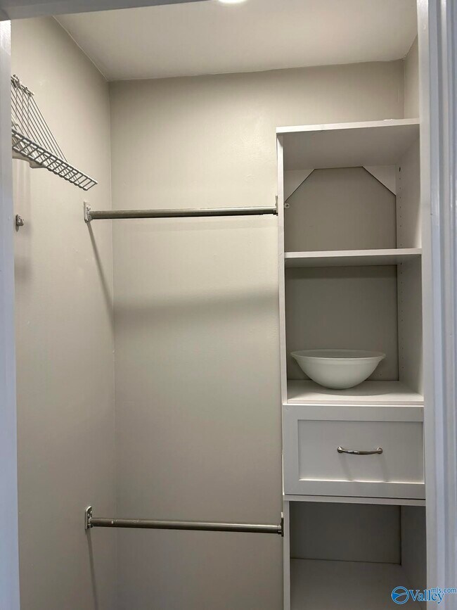 Building Photo - 2012 Fairway Hills Dr