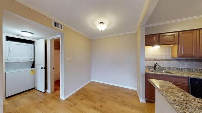 Building Photo - 904 University Oaks Blvd