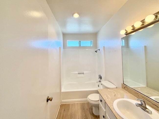 Building Photo - Upper Corner Unit with Parking