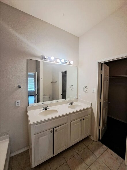 Building Photo - 400 Angler Dr