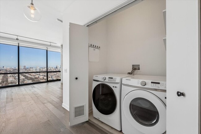 Building Photo - 860 W Blackhawk St