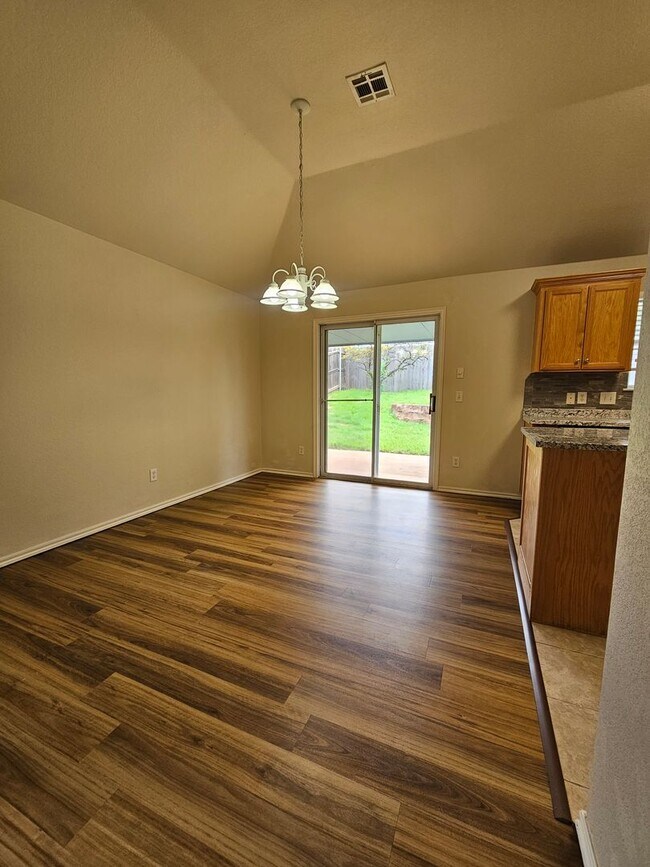 Building Photo - REDUCED! (3) Bed/(2) Bath In NE Norman Ava...