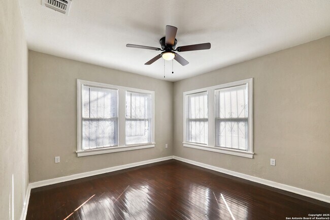Building Photo - 2 bed 1 bath located in I35 SO. TO E. HOUS...