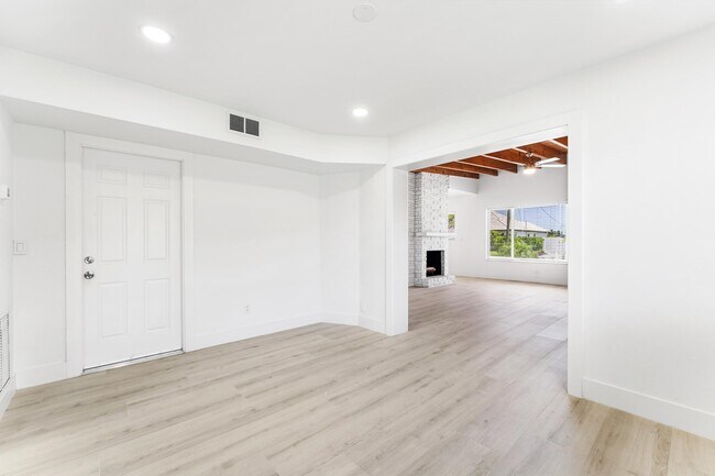 Building Photo - 7531 Edgewater Cir