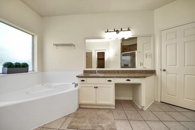 Building Photo - 30214 Vinebriar Dr