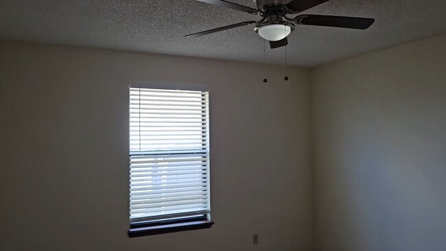 Building Photo - $1195 - 2/2 -Jefferson Square - Updated Unit!