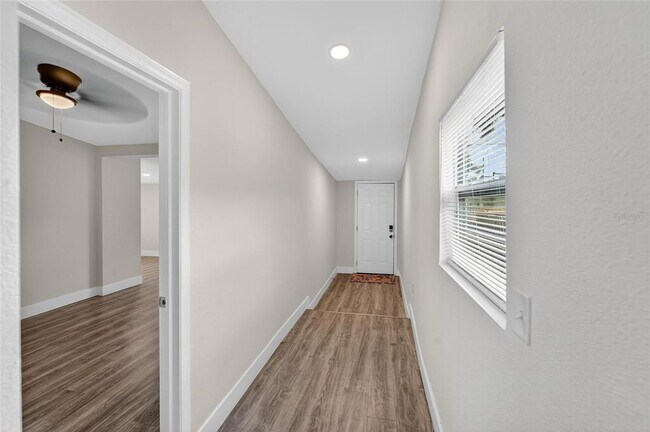 Building Photo - 2525 W Beach St