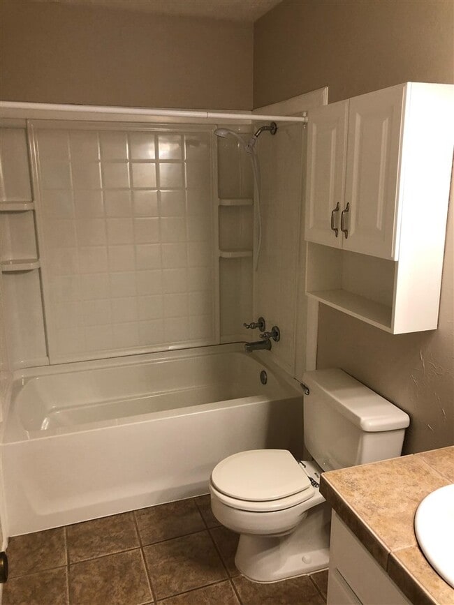 Building Photo - 315 Lakebend Dr