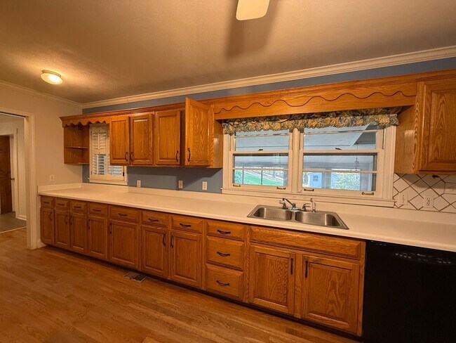 Building Photo - In City Limits!!!