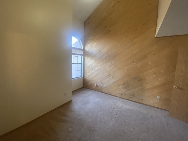 Building Photo - Charming Condo with a Loft!