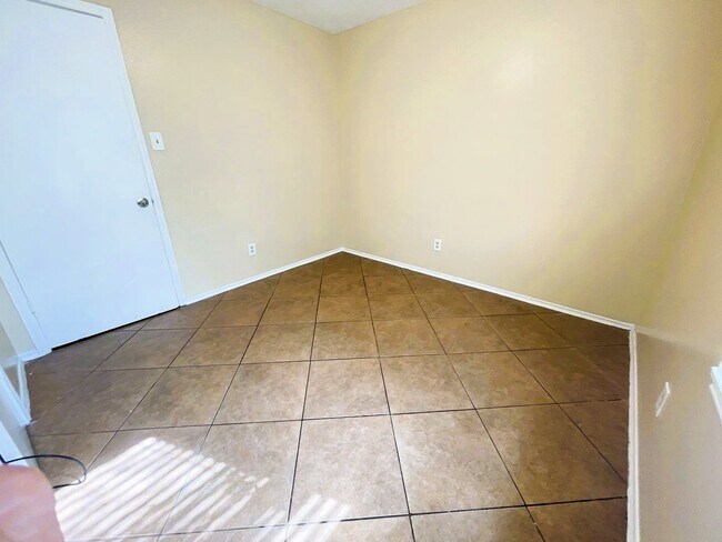 Building Photo - 5615 Lynngate Dr