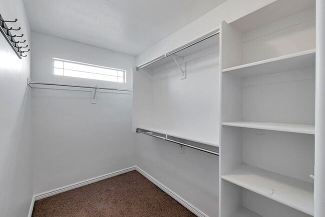 Building Photo - Bright Townhouse in Saratoga Springs w attached 2 car garage