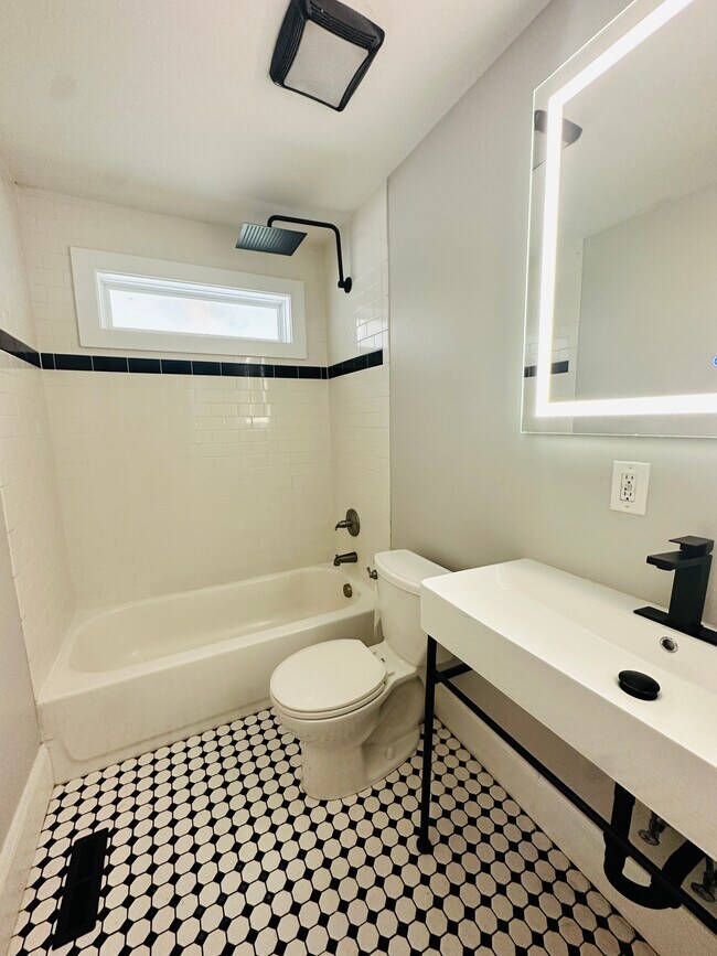 Building Photo - 1817 Knowles St