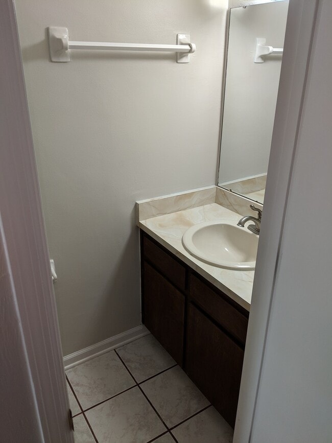 Building Photo - Spacious 2 Bedroom, 2 1/2 Bath Town House ...