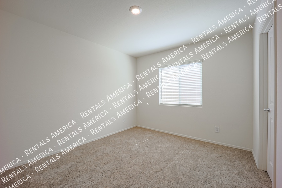 Building Photo - 466 W Black Hawk Pl