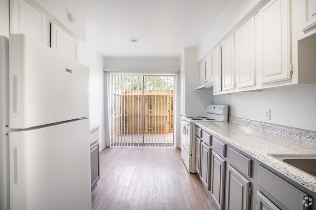 2BR, 2BA - 1050SF - Kitchen - 8751 Broadway