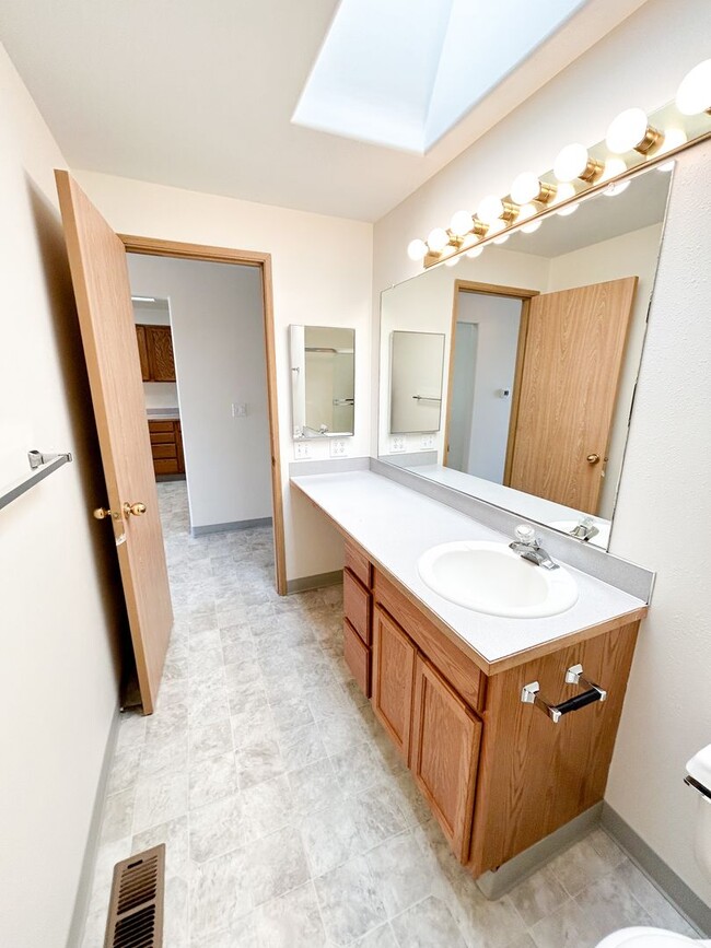 Building Photo - 5548 - 5550