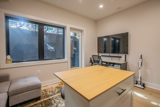 Building Photo - Amazing Studio Condo in Adams Morgan!