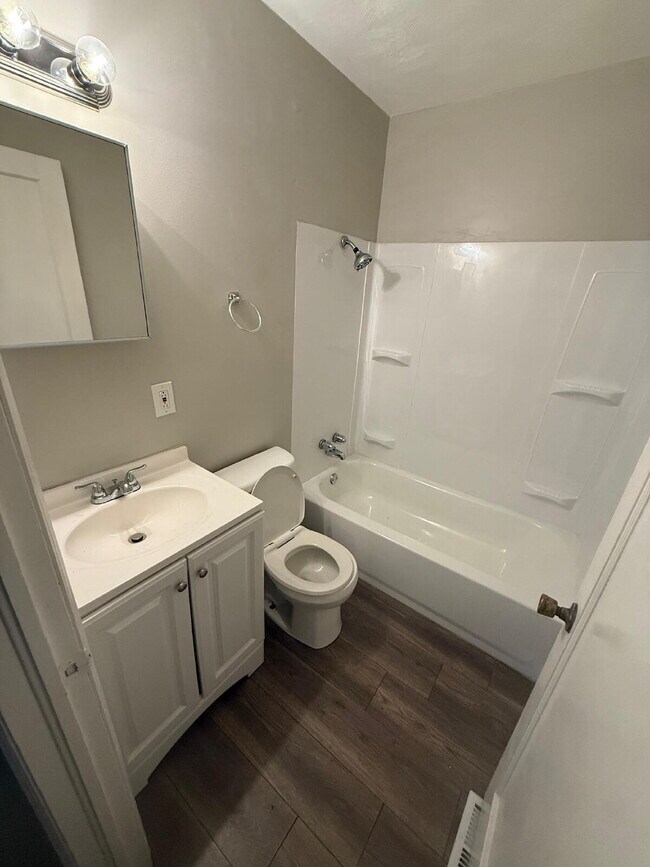 Building Photo - Cozy 3-Bedroom Home for Rent in Sauget, IL