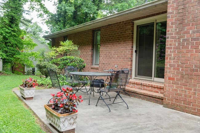 Building Photo - New Listing!