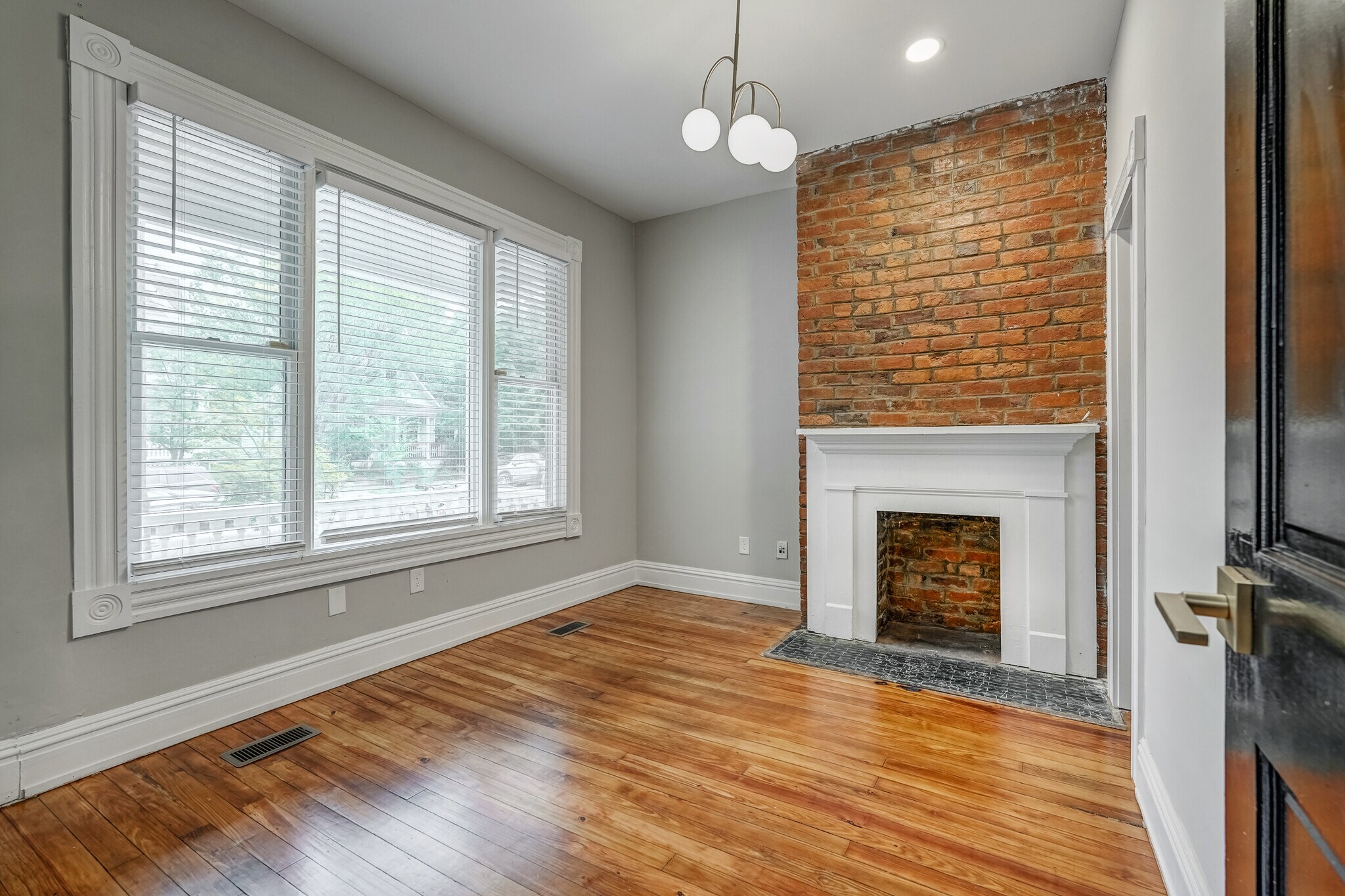 Building Photo - 3513 E Clay St