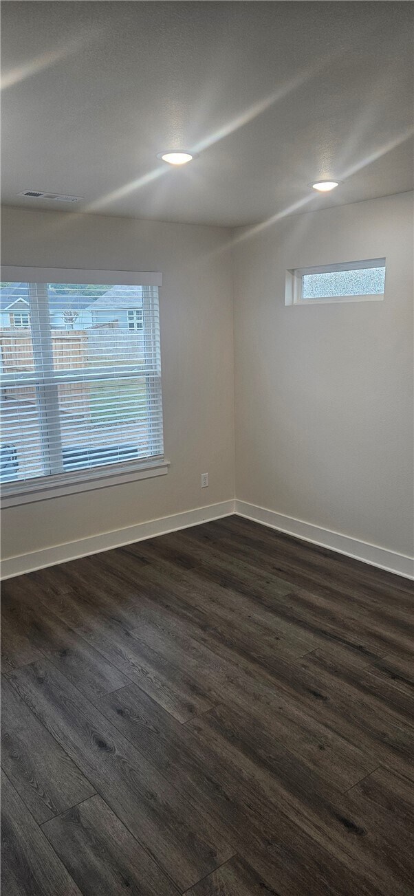 Building Photo - 516 S Benchmark Ln