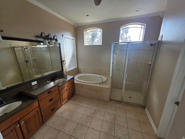 Building Photo - Beautiful and Spacious