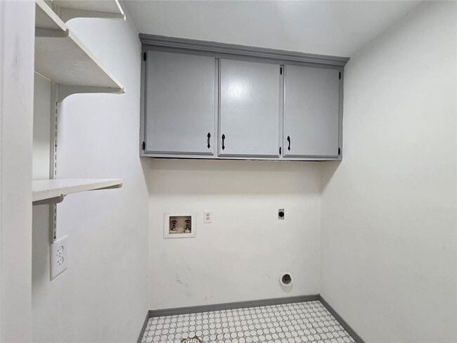 Building Photo - 3420 Kings Way