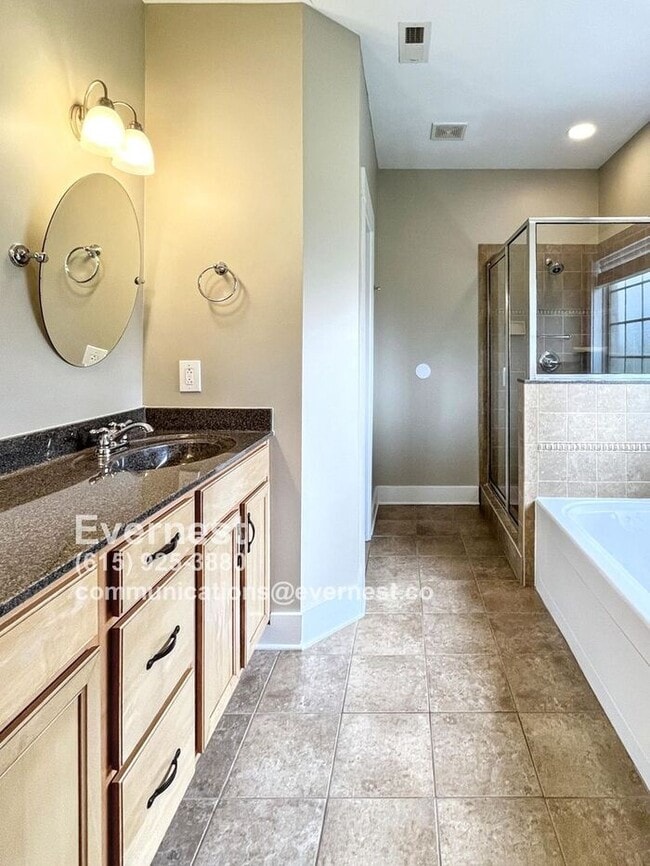 Building Photo - 5-Bedroom, 3-Bathroom Home with Modern Ame...