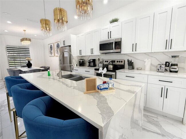 Building Photo - 530 Orista Dr