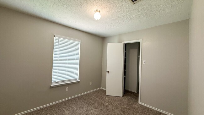 Building Photo - 503 Willow W Dr