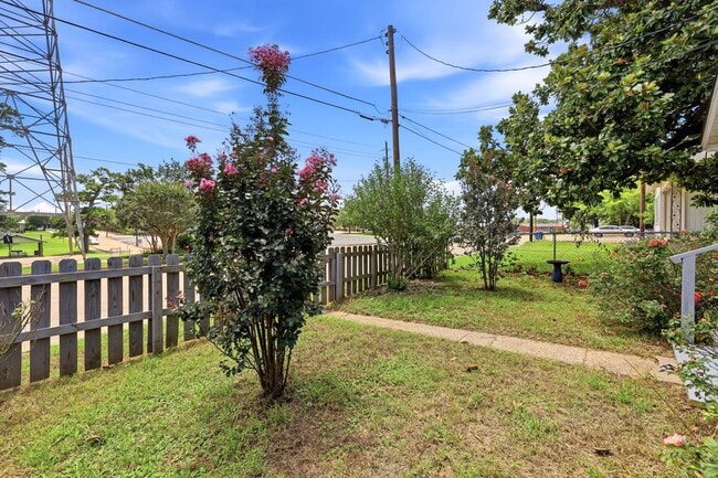 Building Photo - Cute 2/2 in Kilgore!