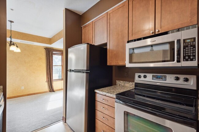 Building Photo - 1 BR/1 BA Crocus Hill Charmer!