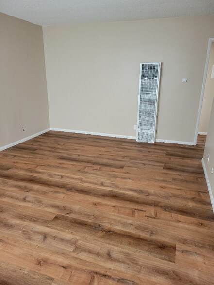 Building Photo - 4075 Oakwood Ave