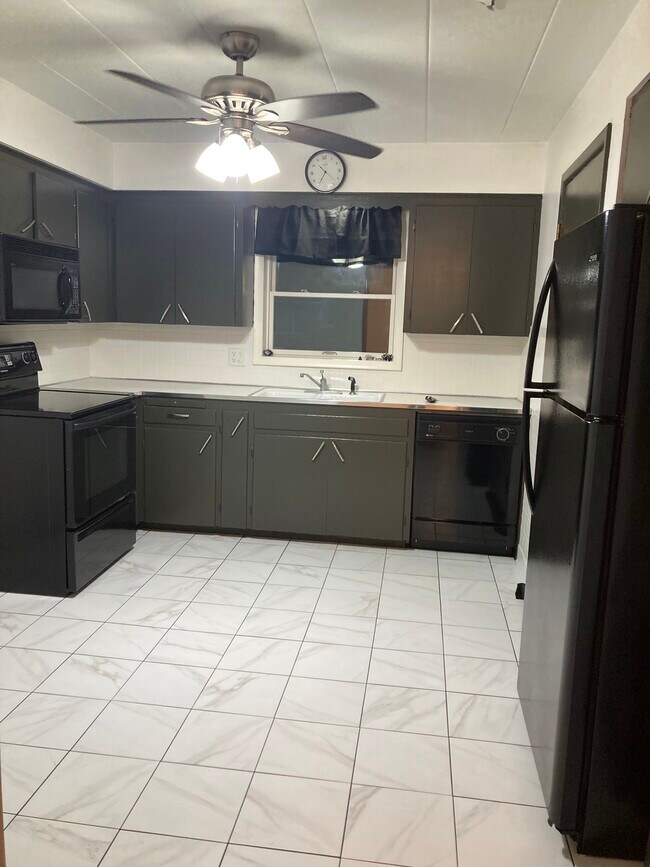 Kitchen - 1798 Tanglewood Dr
